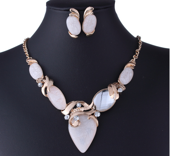 European and American big exaggerated retro gem diamond pendant necklace resin