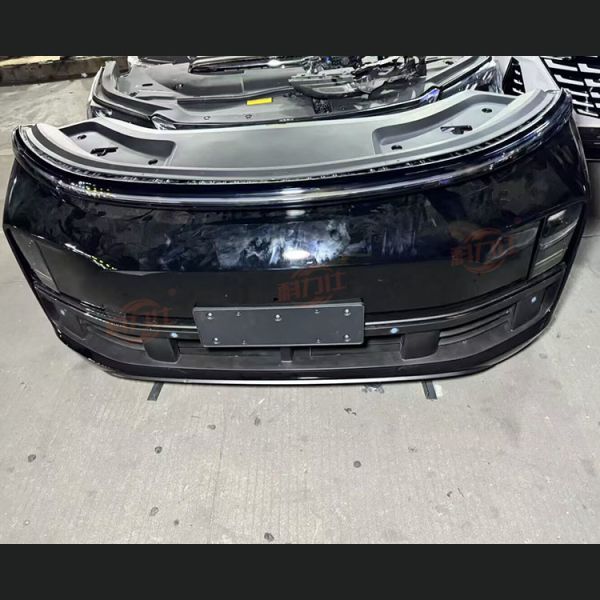 El conjunto del parachoques delantero y las partes de desmontaje del faro del I-d-eal L8