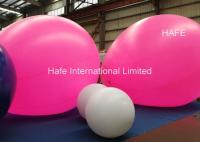 Ballons allumés d'hélium avec les lumières menées pour annoncer le message publicitaire de salon commercial