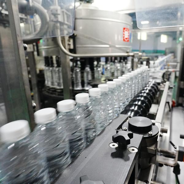 Yunnan Honghe Customer Site, 54,000 Bottles Per Hour High-speed OPP Labeling Machine