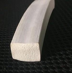 Folha autoadesiva da esponja do silicone parcialmente em volta da superfície lisa da tira de borracha