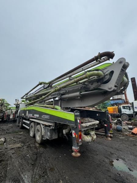 Zoomlion Concrete Pump Truck 56m Vertical Reach Using Mercedes-Benz Chassis for 20 Years