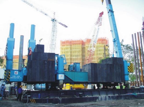 Rotary Pile Drilling Rig 200 Ton Low Noise Low Vibration 1.9m Piling Stroke