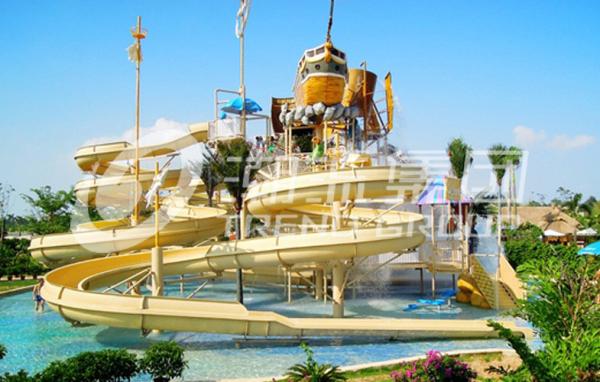 Parque emocionante da água da família no waterhouse giantic com o waterslide diferente do estilo