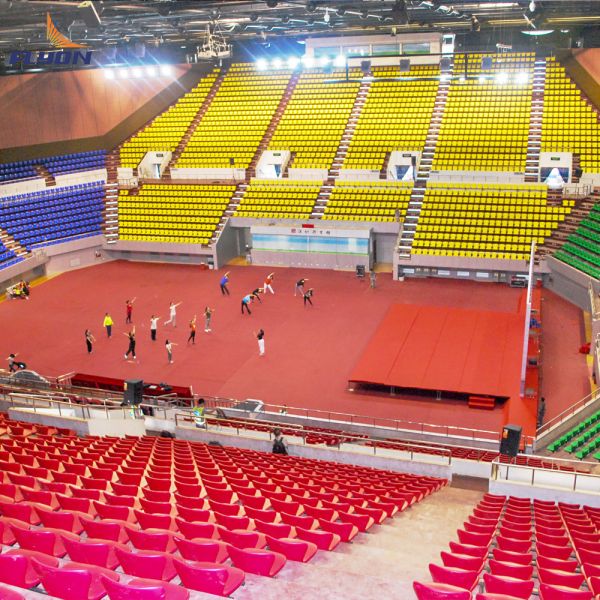 Различные цвета пластиковой мебели для стадионов