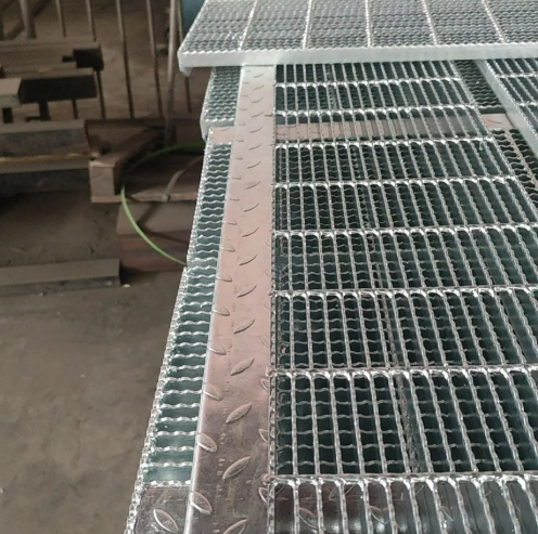 Hot-Dip Galvanized Steel Grating with Serrated Surface and Customizable Sizes for Drain Cover and Walkway Platforms