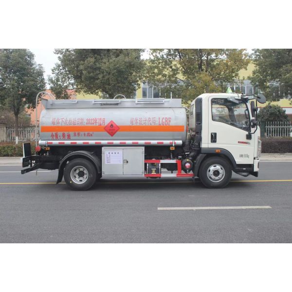 2024 Nouveau Camion-citerne de ravitaillement en carburant 4x2 LHD 4000 Litres 5000 Litres 6000 Litres avec distributeur de carburant Prix