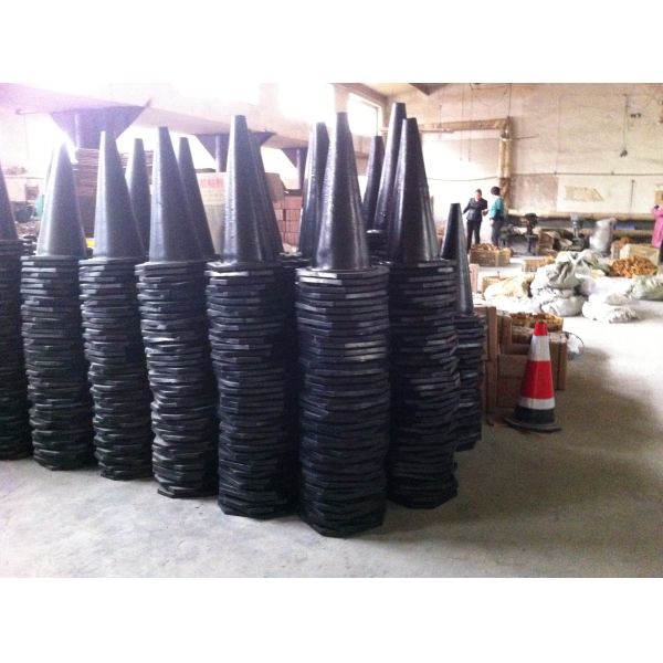 Road Cone Vulcanizing Machine with Automatic Pressure Compensation, Temperature Control, and Compact Structure for Efficient Rubber Traffic Cone Production