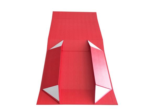 Red Magnetic Foldable Gift Boxes Hot Foil Black Logo For Clothes Packaging