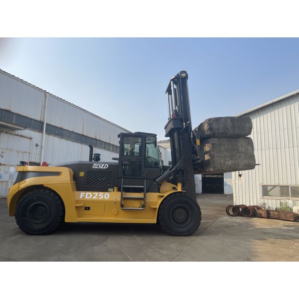 Customized Container Forklift with Fork Positioner for Optimal Material Handling and Operations