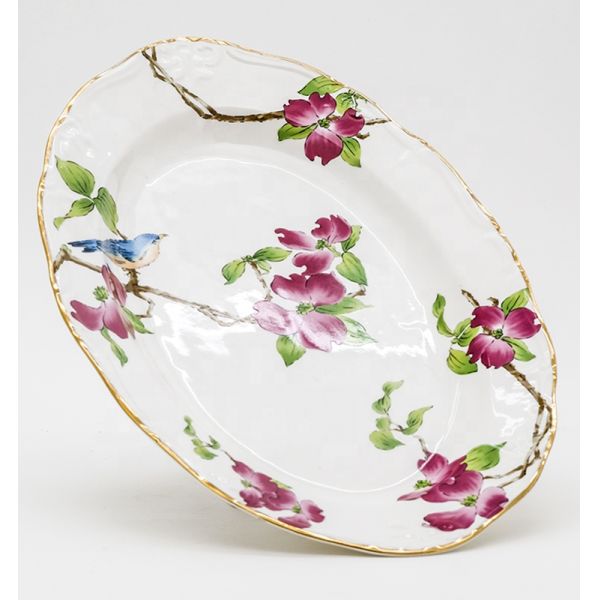 Plato decorativo de cerámica blanca con bordes dorados para la fiesta de bodas