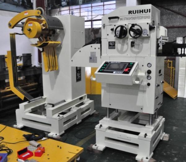 3 em 1 alimentador automático servo do Straightener do NC Decoiler para as peças do carro produzindo a linha