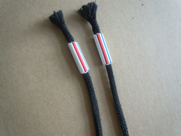 Черная эластичная талия вытягивая навощенные брюки шнура хлопка с пластиковыми подсказками