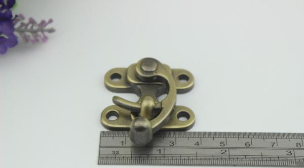 Durable classical hanging brush anti brass color zinc alloy wooden box clip locks