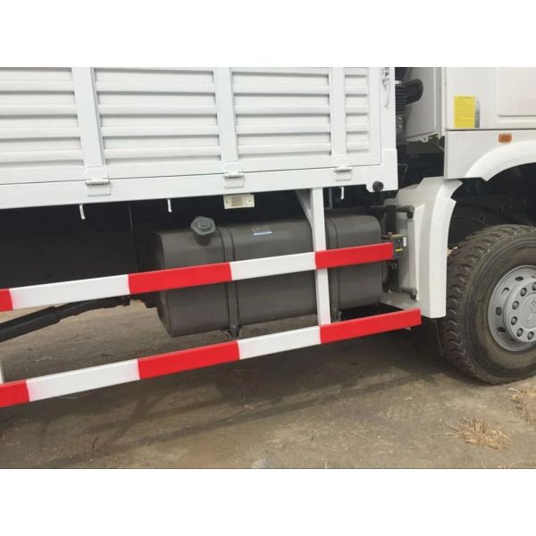 Used Cargo Trucks With Euro4 Emission New Sino Truck Howo 6x4 16ton 20ton 25ton 30ton Fence Cargo Truck For Cattle Lives