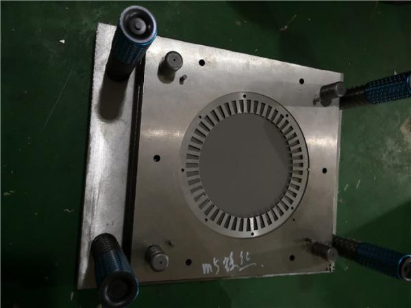 Dados de carimbo do metal do tratamento térmico 3 milhão espessuras da vida 0.5mm do molde dos cursos
