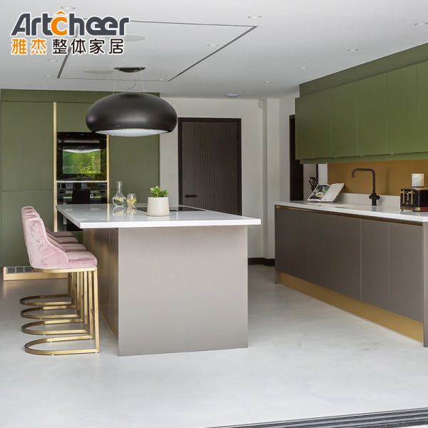 Actualice el almacenamiento de su cocina con asas de gabinete de oro modernas y estante de vuelta de puerta