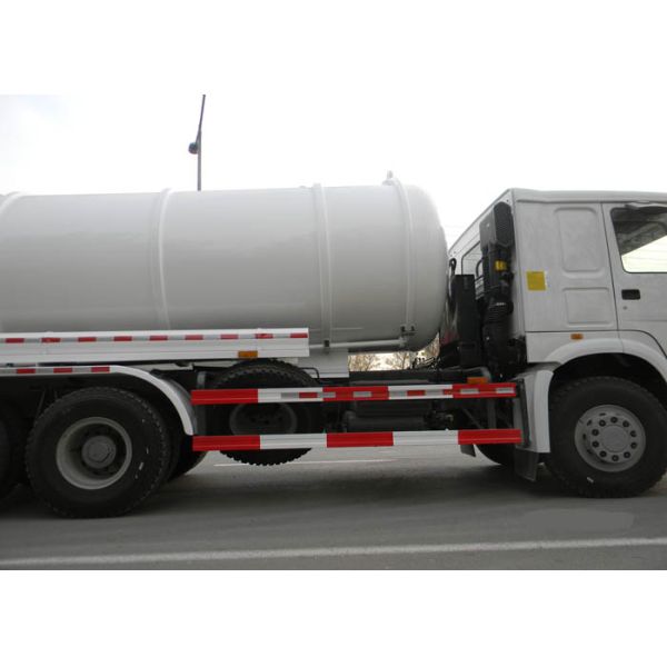 Vacuum Pump Sewage Suction Truck , Septic Vacuum Trucks With Euro 2 Emission Standard