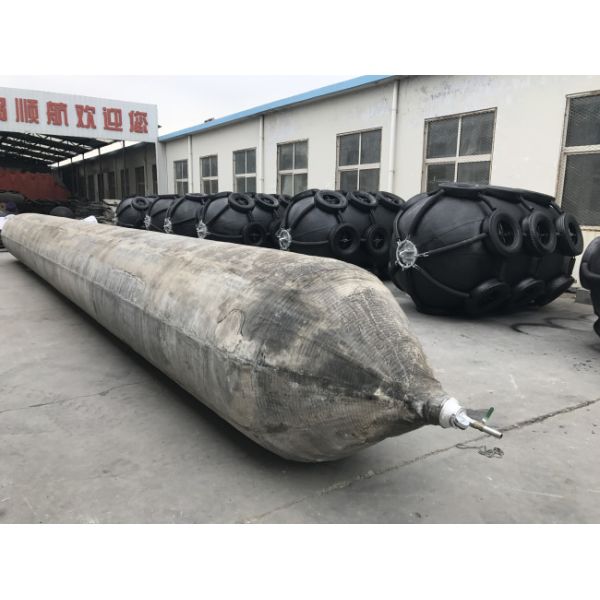 Грузя резина надувает воздушные подушки баржи шлюпки запуская стыкуя подниматься