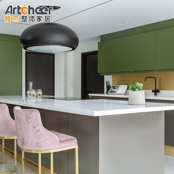 Actualice el almacenamiento de su cocina con asas de gabinete de oro modernas y estante de vuelta de puerta