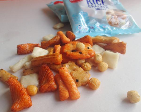 Os biscoitos japoneses doces do arroz do OEM de China misturam petiscos do biscoito do arroz