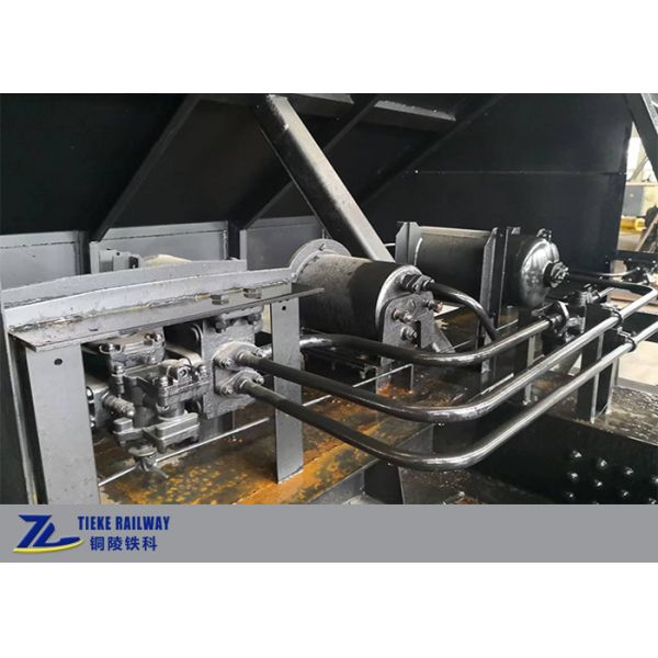 Поезд товарного вагона 60t груза 120km/H шахты железнодорожный нагружает покрытую крышу