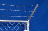 Immersion chaude Diamond Shape Cyclone Mesh Fencing galvanisé avec le barbelé supérieur