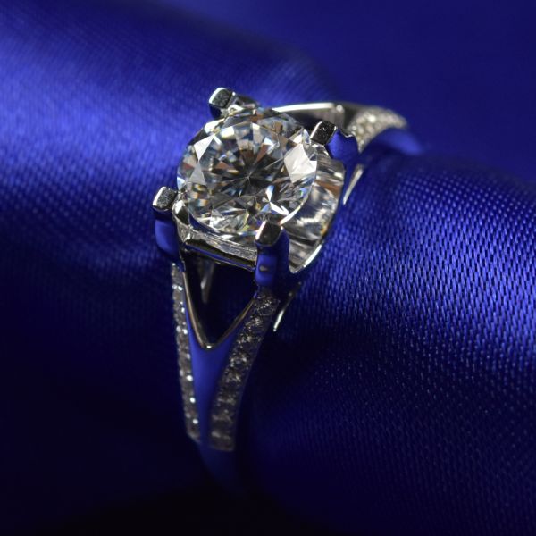 Brilliance Cut Moissanite Diamond Engagement Rings 1ct 6.5mm With 18K White Gold Material