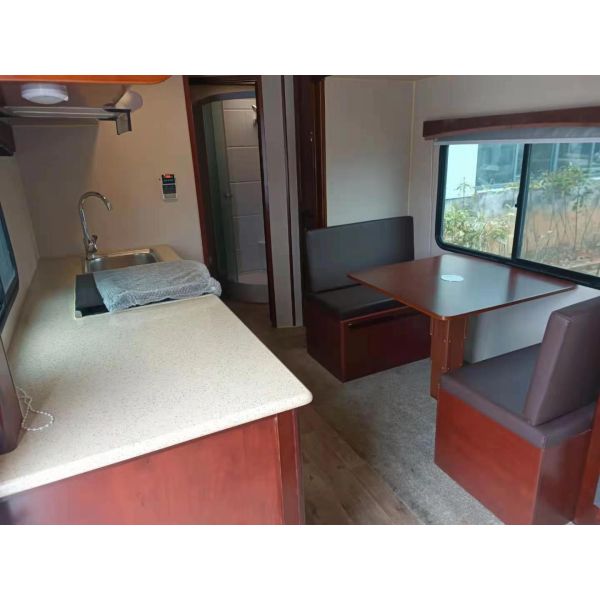 Полные прицепы для путешествий из стекловолокна Расширение прицепа для кемперов из твердой древесины мебели из стекловолокна