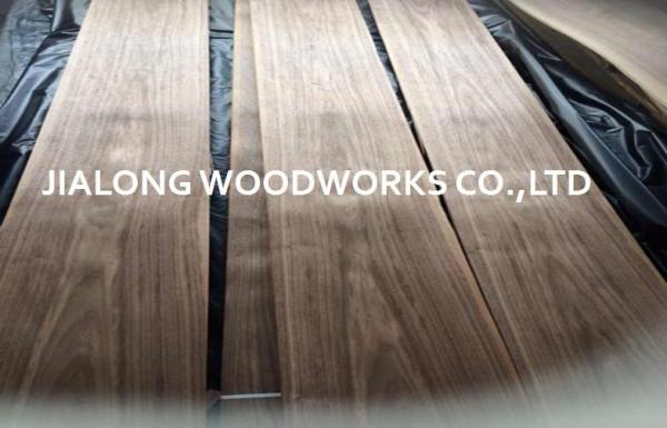 La couronne a coupé de noix décorative de stratifié le bois intérieur découpé en tranches naturel et noire