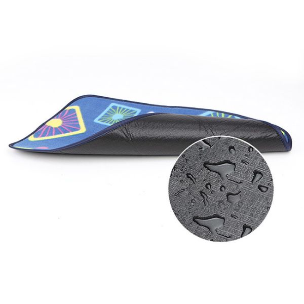 Проложенное одеяло на открытом воздухе одеяла пикника располагаясь лагерем водоустойчивое для спать