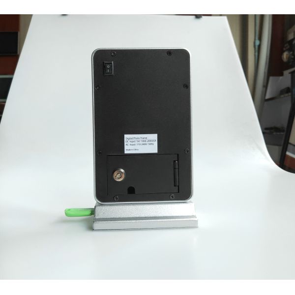 Battery Operated Inch 350-400cd/m2 LCD Digital Photo Frame