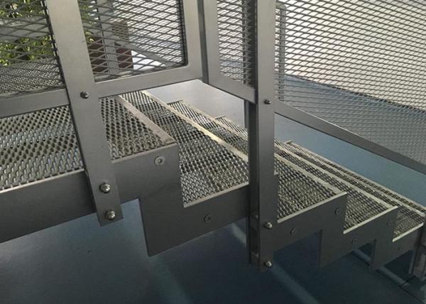 Marche d'escalier en métal déployé antidérapante en acier au carbone galvanisé