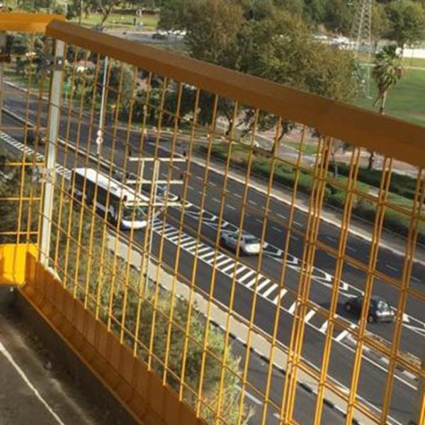 Barrière de protection de bord de plates-formes réutilisable efficace