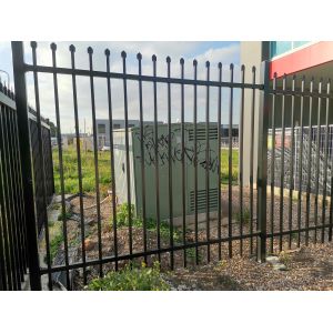 Передний двор Стальные щитовые ограждения Рельсы 25 * 25 мм или 40 * 40 мм Синий Белый Черный Зеленый