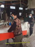 Industrial Waste Non-woven Fabric Shredder 18.5KW 700-900kg/h 4 2 Blades For Soft Materials Cutting