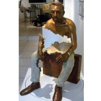 Tiempo de la larga vida de la escultura del hombre del paisaje que se sienta del diseño de la estatua interior del bronce