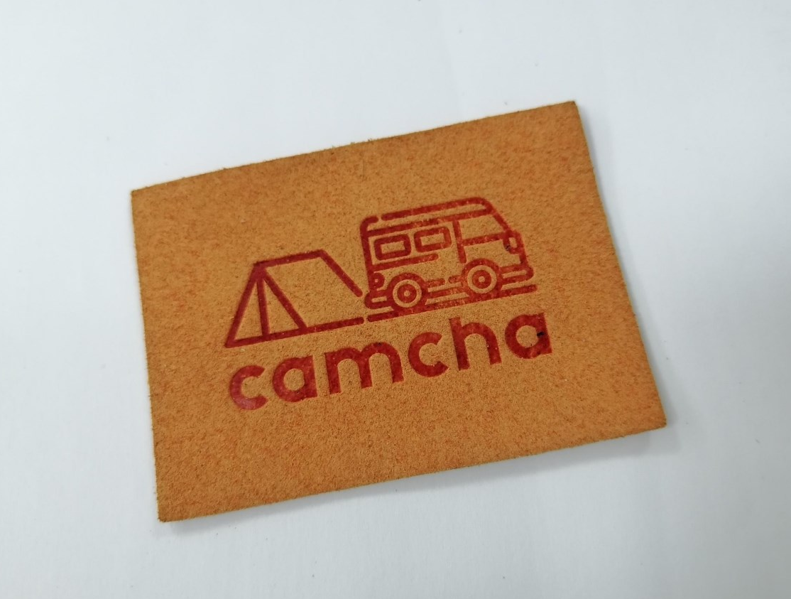 PU замши Microfiber цвета Pantone выбил кожаные заплаты шьет на одежде