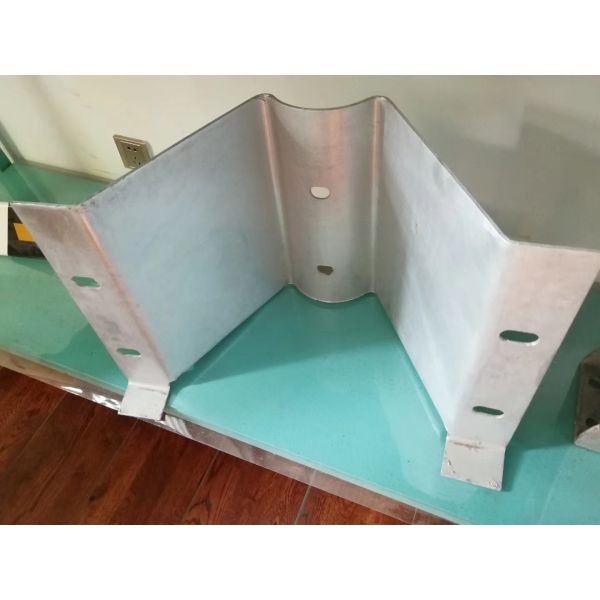 Highway Road Vehicle Barrier Galvanized Powder Coated Thrie Beam W Beam Guardrail