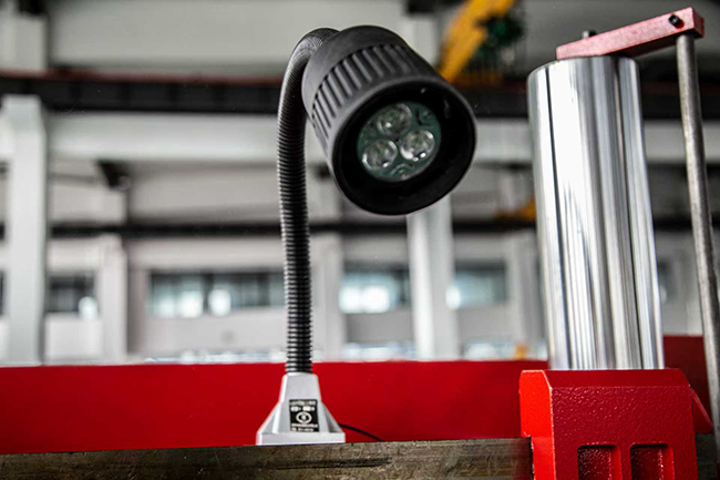 Scie à ruban horizontale de précision 23 m/min - 75 m/min Scie à ruban verticale pour métaux