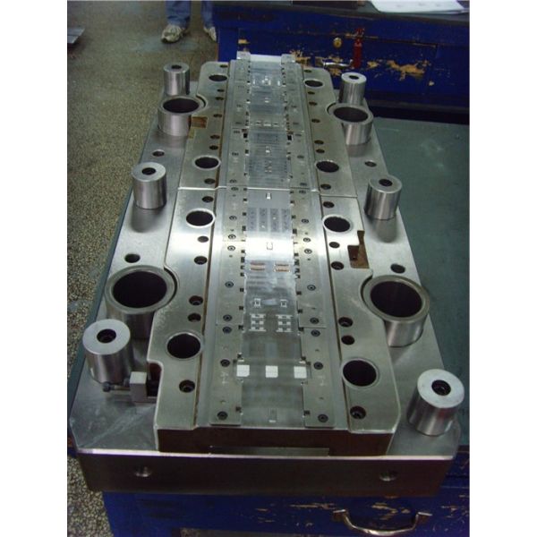 Плашки притяжки высокой точности прогрессивные, металлический лист штемпелюя части 4 полости