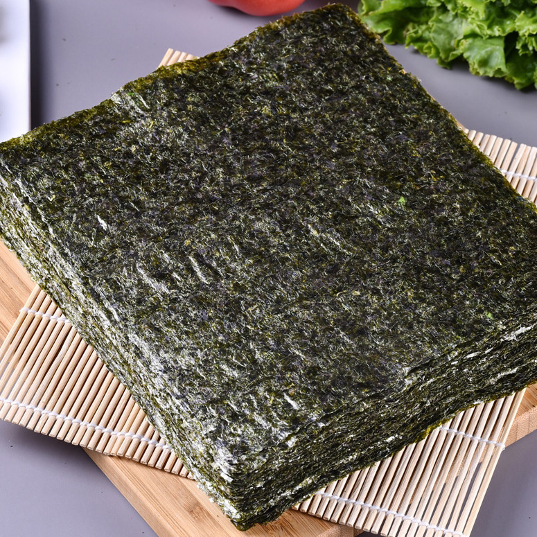 Широко - доступным суши загерметизированные вакуумом Nori покрывают темный ый-зелен цвет
