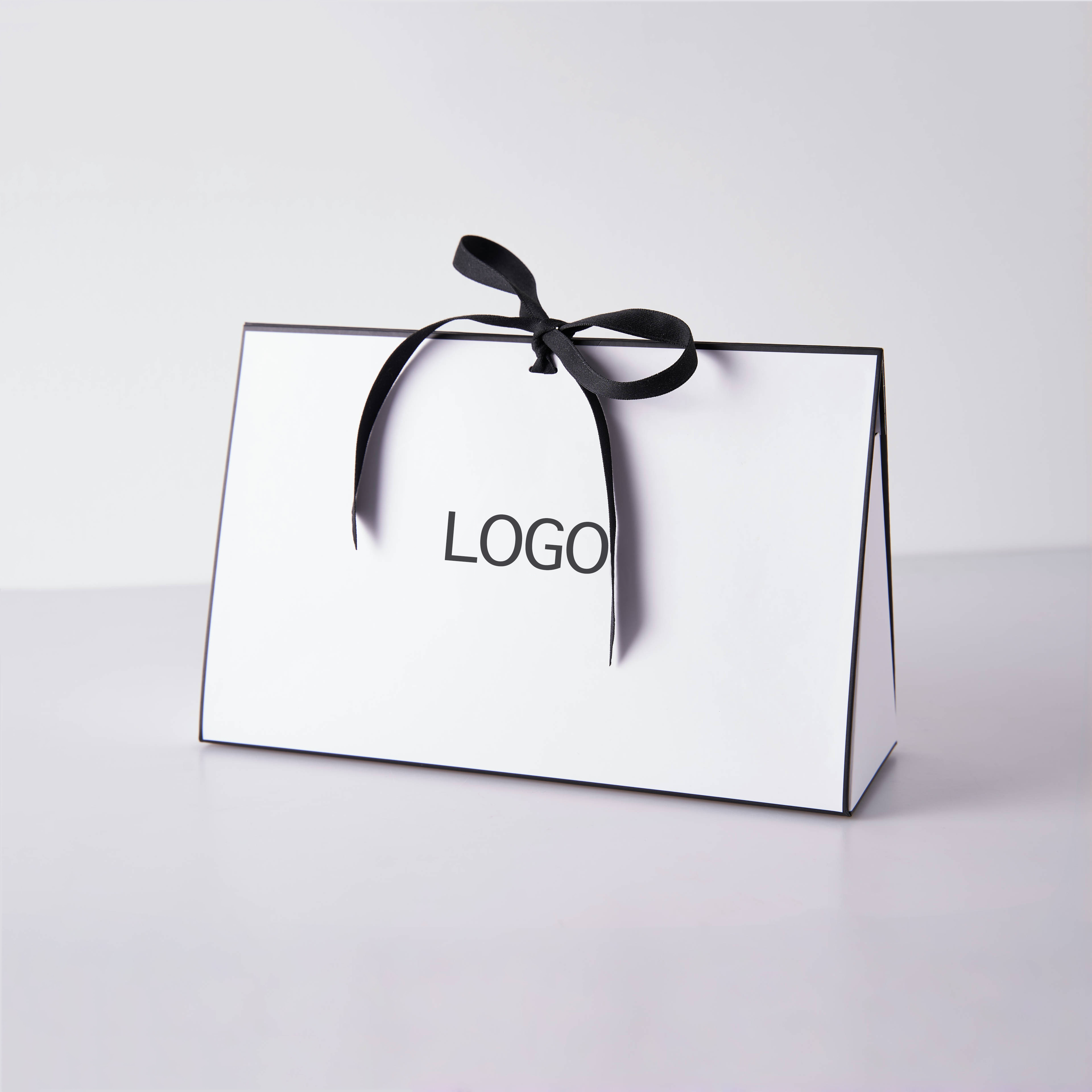 На заказ логотип роскошные сумки для покупок подарочные картонные бумажные упаковочные сумки с лентой