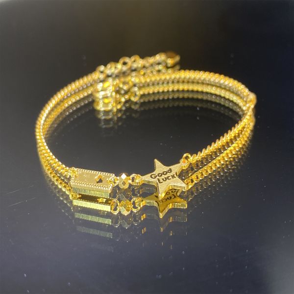 Un sofisticado brazalete de corazón de oro sólido de 18 caratos.