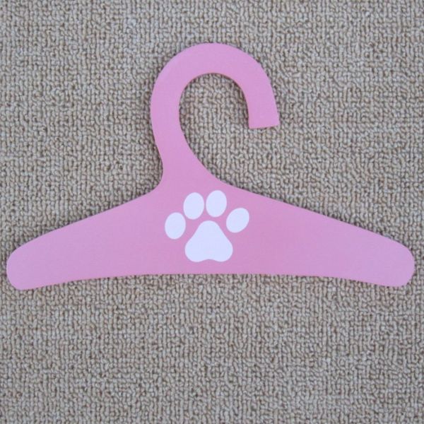 Милые деревянные аксессуары дисплея одеяния любимца вешалок одежд собаки