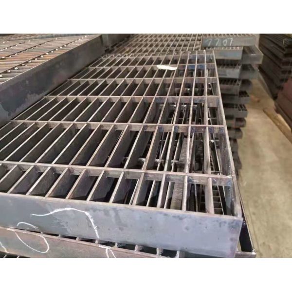 Настил решетки металла металлического листа 20mm 60mm углерода стальной плотный заскрежетанный