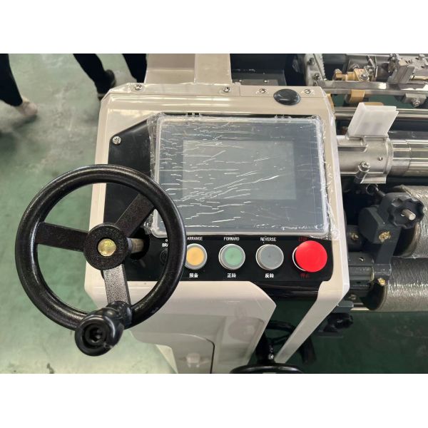 Тень двойной струи воды сопла сплетя