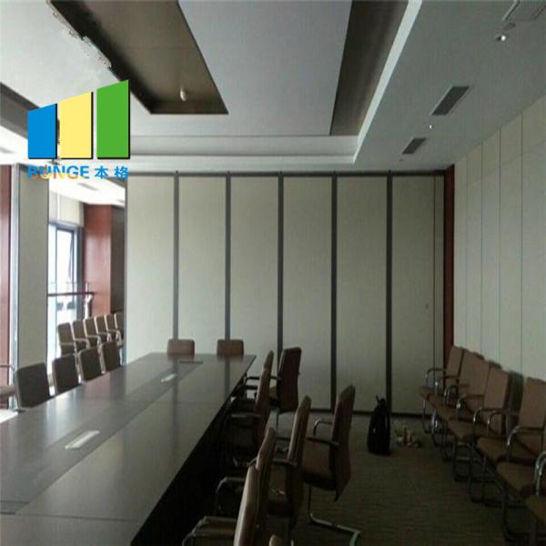Tela acústica do divisor de sala do casamento da separação da parede do salão de baile com as rodas do sentido de Muti