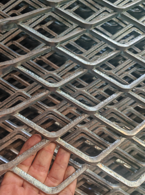 Expanded Metal Mesh Ideal for Architectural Facades and Safety Barriers