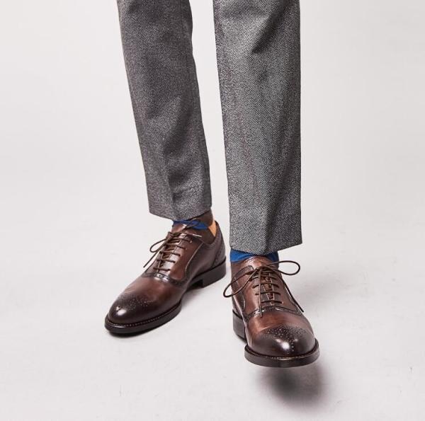 O estilo clássico de Oxford das sapatas de vestido formal dos homens do plutônio anunciou sapatas feitos a mão para o negócio